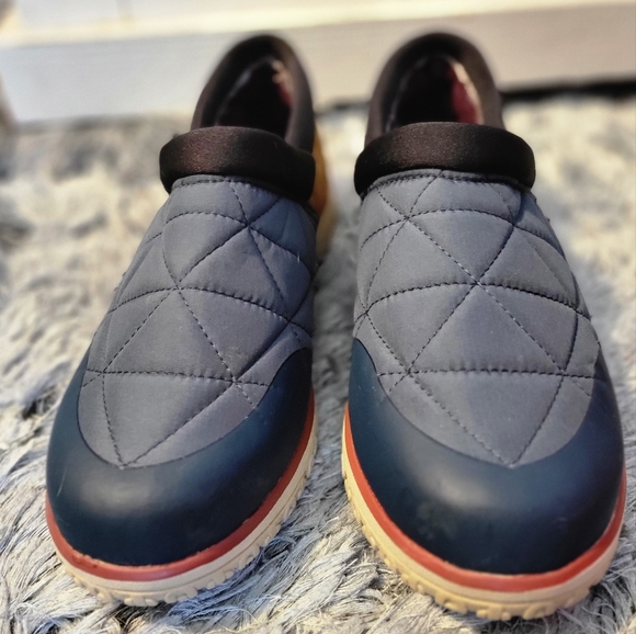 LL Bean Waterproof Primaloft Quilted Slip On sz 8 in Navy/Tan - Picture 6 of 9